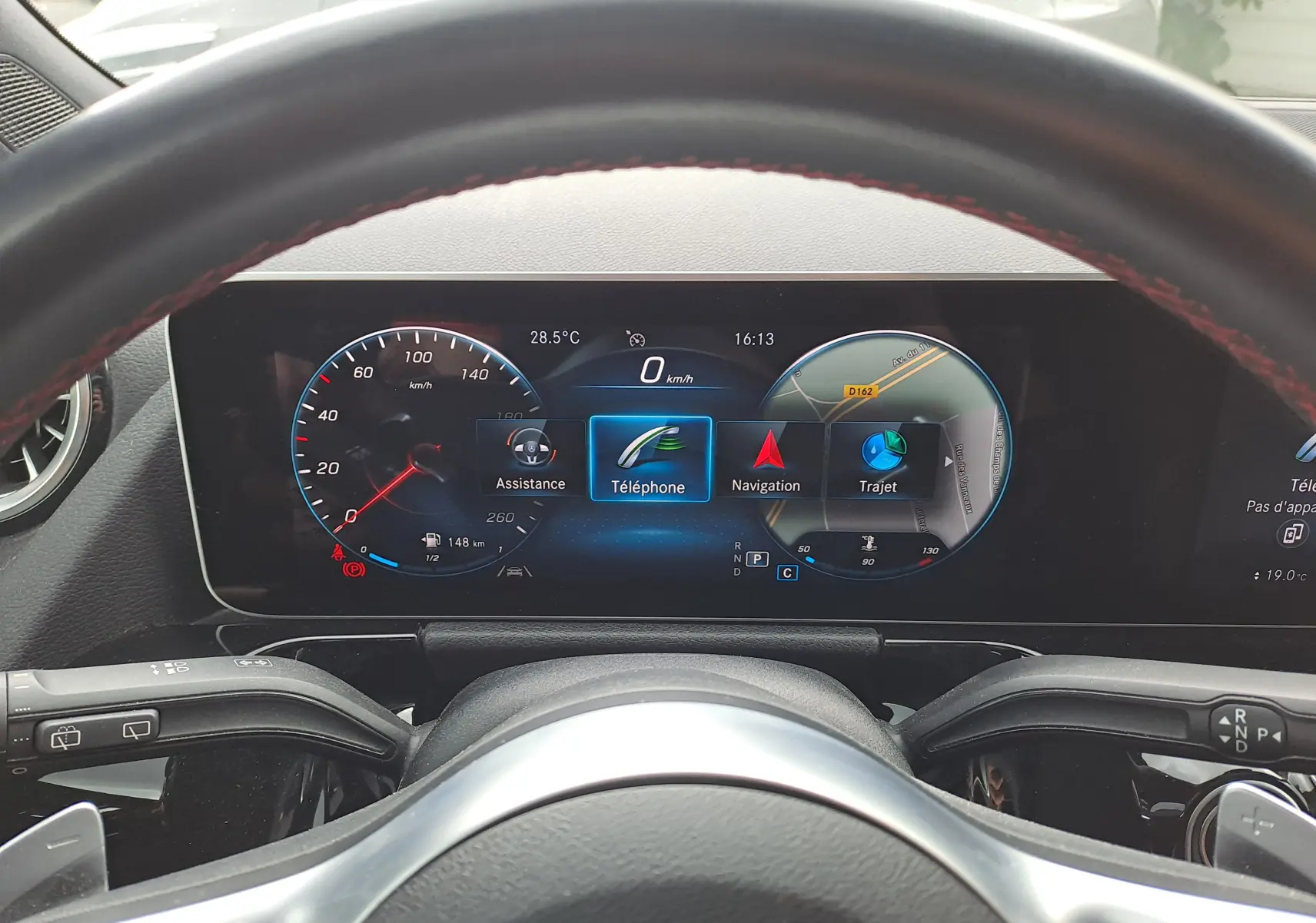 Vue rapprochée du tableau de bord digital et du volant de la Mercedes Classe B AMG Line 2019, affichage navigation et téléphone.