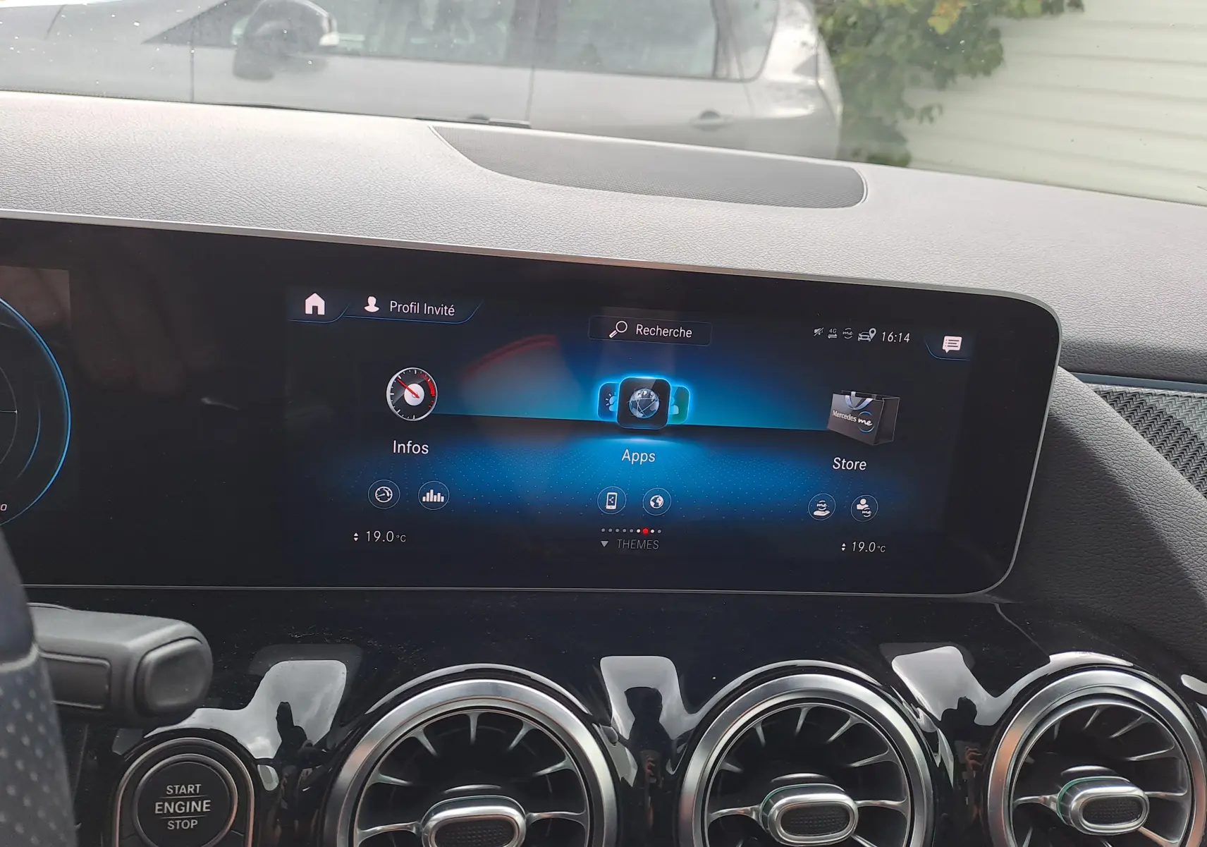 Tableau de bord de Mercedes Classe B AMG Line 2019 avec écran tactile et aérateurs ronds chromés, intérieur noir.