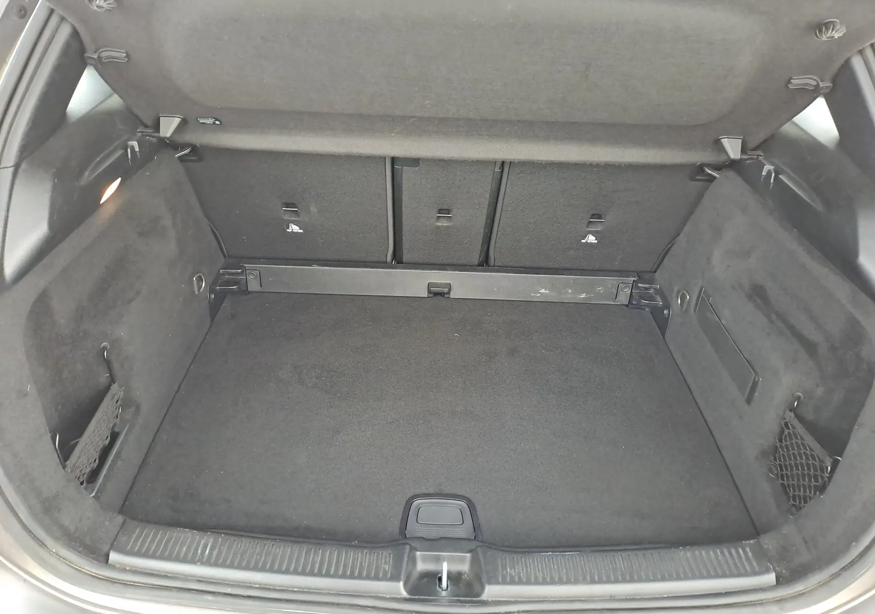 Coffre spacieux et propre de la Mercedes Classe B 1.3i AMG Line 2019, vue de l'arrière avec intérieur noir.