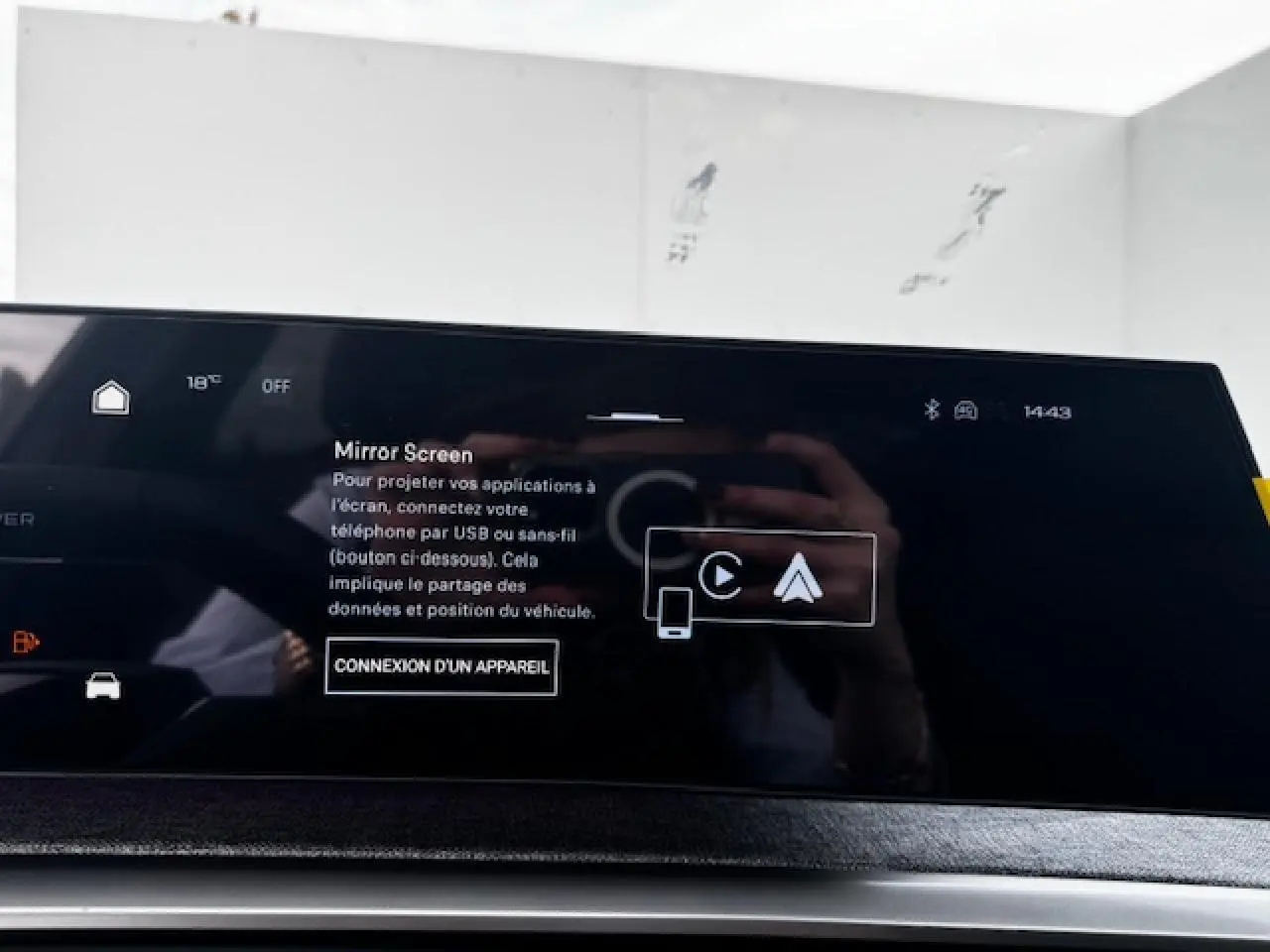 Écran tactile Peugeot i-Cockpit panoramique affichant la fonction Mirror Screen dans un 5008 Bleu Ingaro.
