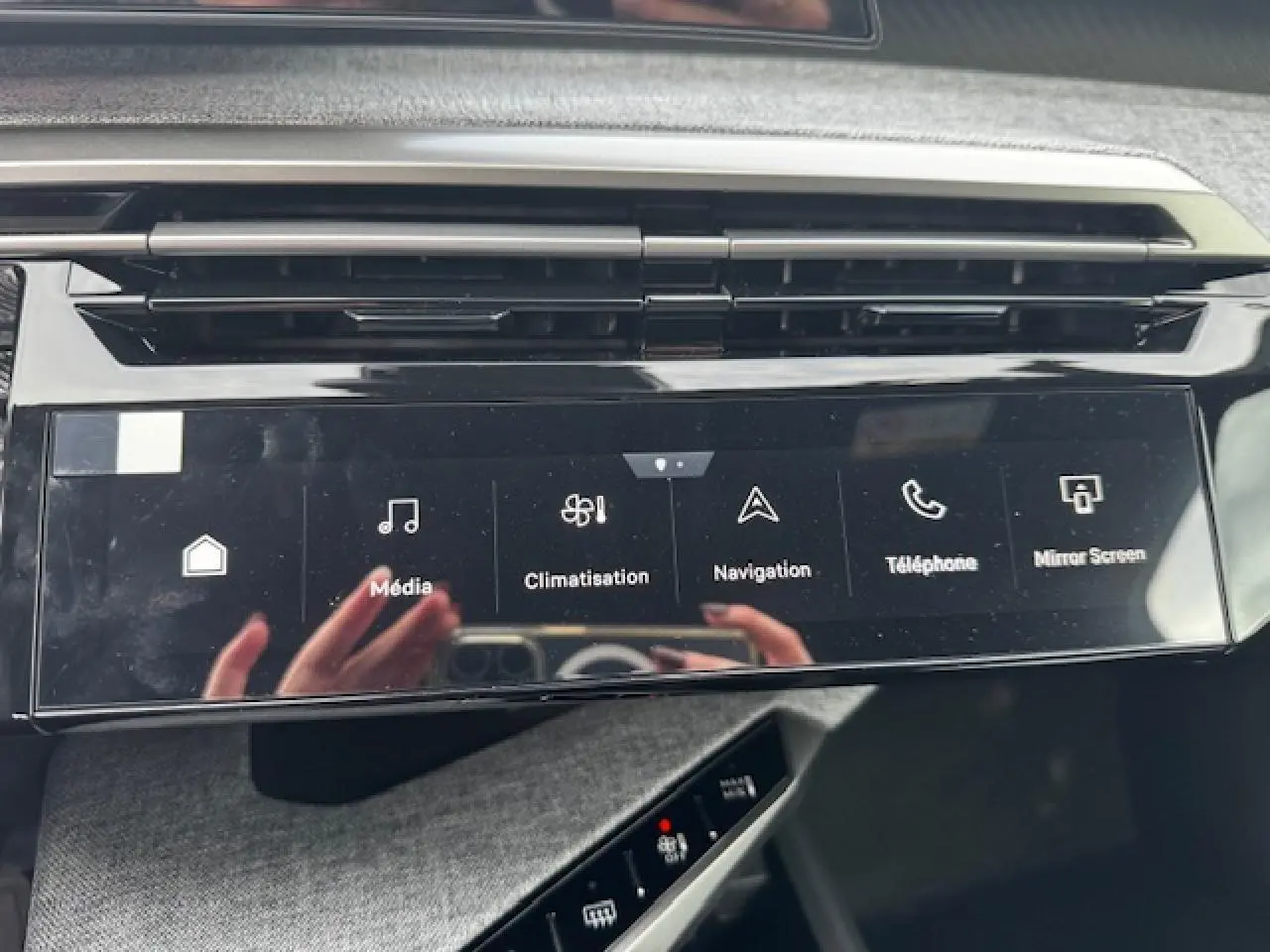 Écran tactile central du Peugeot 5008 bleu Ingaro, affichant les options Média, Climat, Navigation, Téléphone et Mirror Screen.