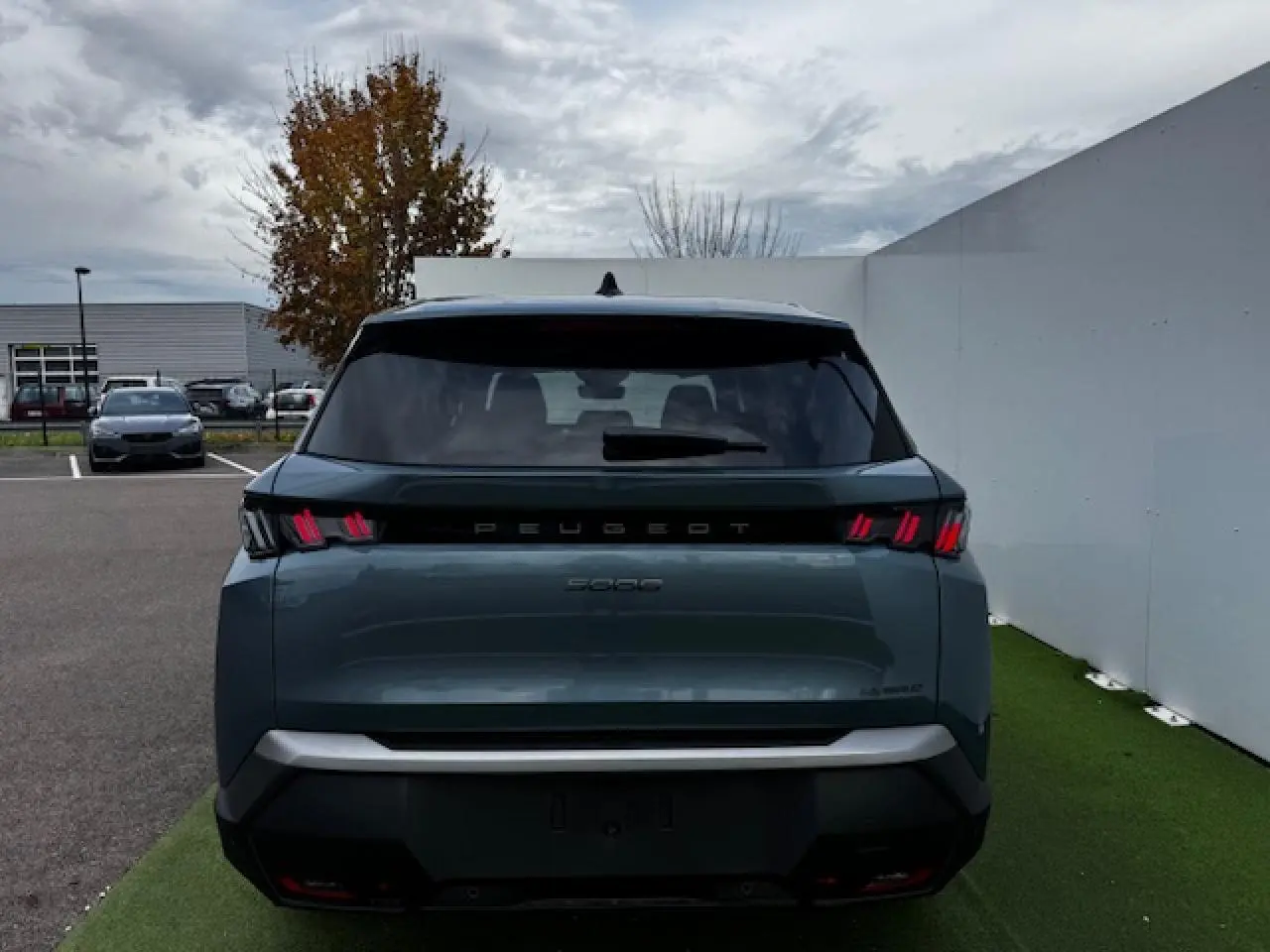 Vue arrière du Peugeot 5008 Bleu Ingaro métallisé 2025 avec feux arrière LED à trois griffes distinctifs.