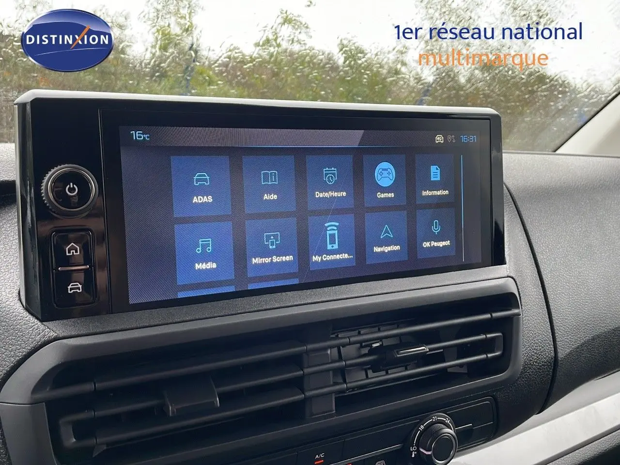 Écran tactile central du tableau de bord du Peugeot Expert Fourgon 2025, affichant les options multimédia et navigation.