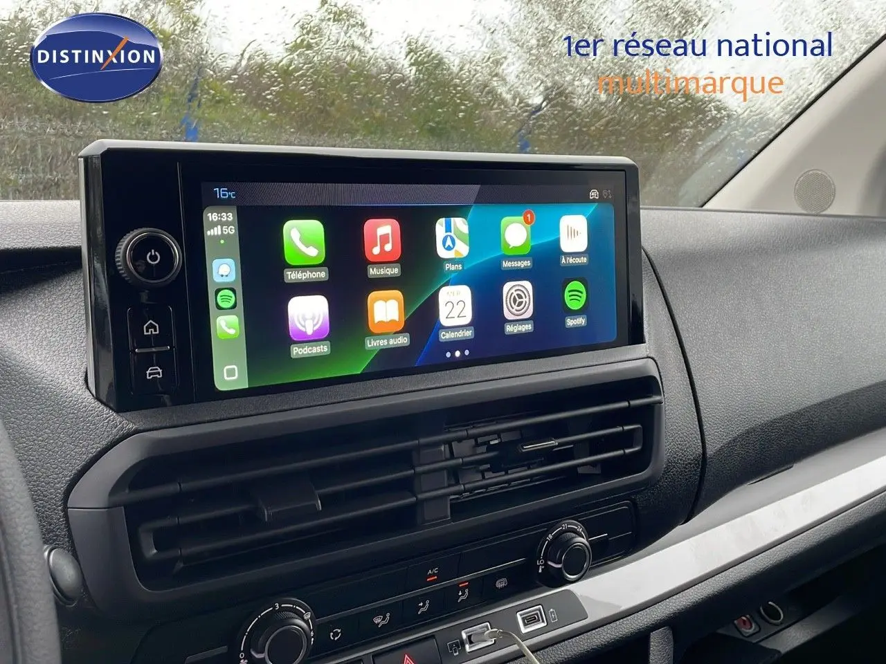 Écran tactile central affichant les applications multimédia dans l'habitacle du Peugeot Expert Fourgon blanc.