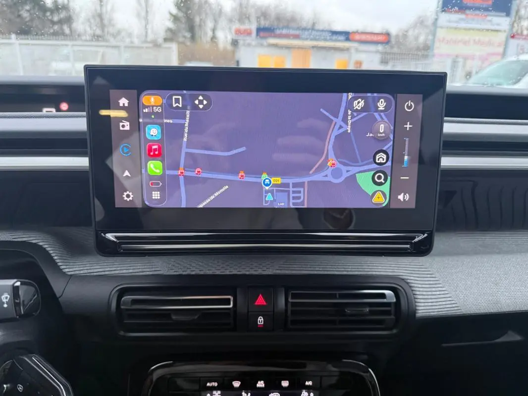 Écran tactile central affichant la navigation GPS dans l'habitacle d'une Citroën C3 gris 2025, vue de face.