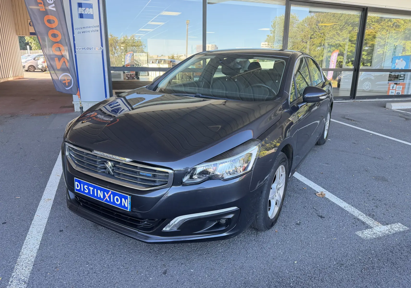 Silhouette stylisée d'une voiture avec texte "en arrivage", sans représentation visible du Peugeot 508 gris foncé 2016.