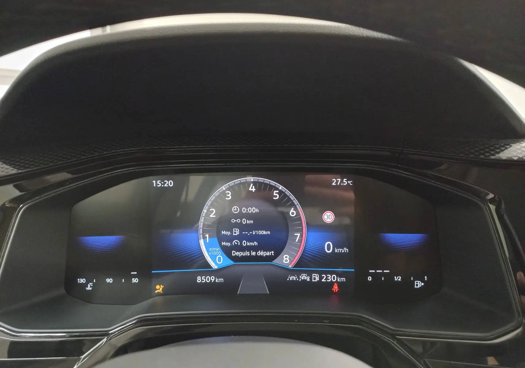 Tableau de bord numérique de la Volkswagen Polo 2024 affichant vitesse, compte-tours et autonomie, avec éclairage bleu subtil.