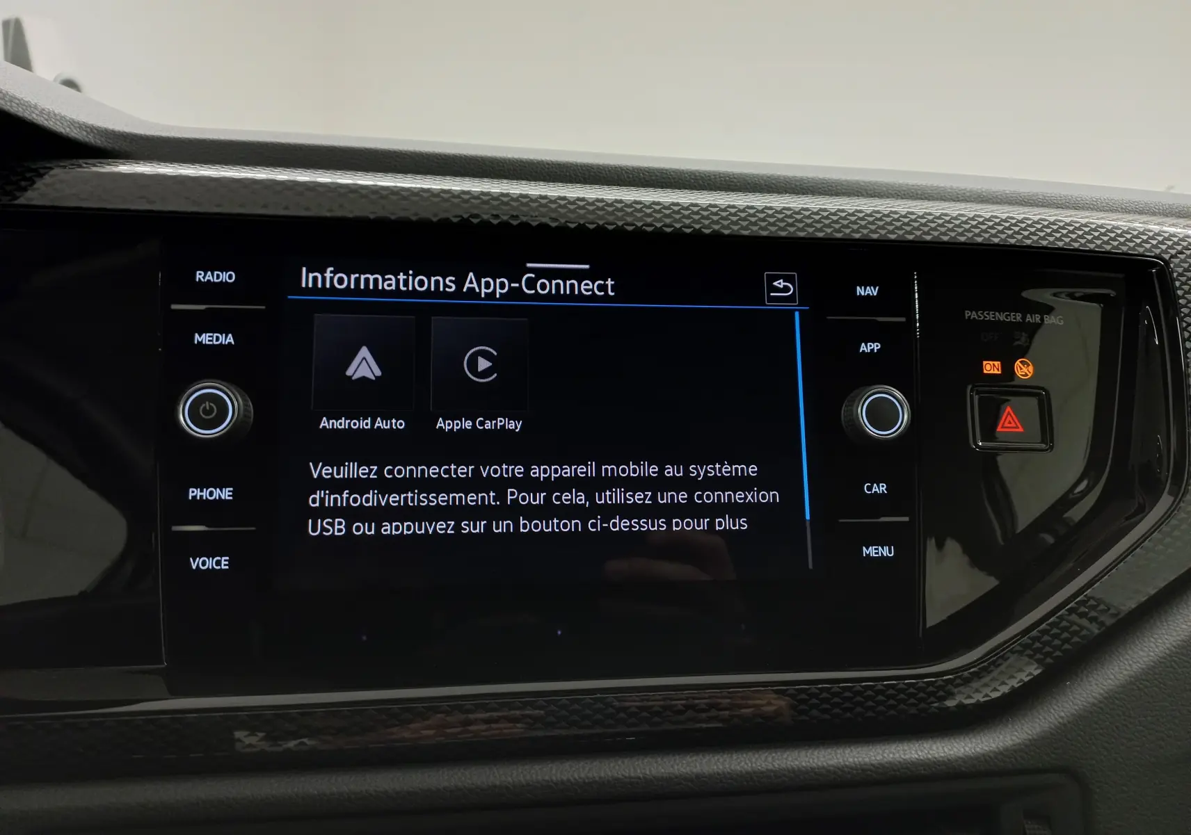 Tableau de bord de Volkswagen Polo 2024 avec écran tactile affichant App-Connect et commandes autour.