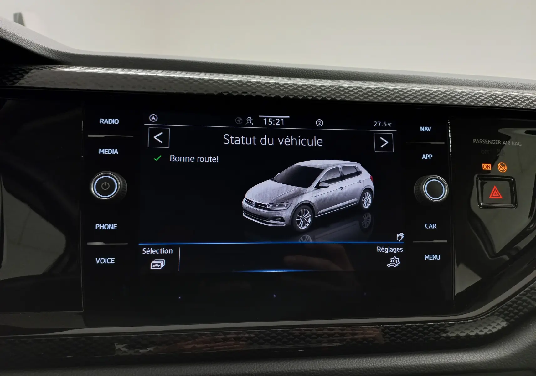 Affichage intérieur de la console multimédia montrant une Volkswagen Polo 1.0 TSI 95 en reflet d'argent en vue 3/4 avant.