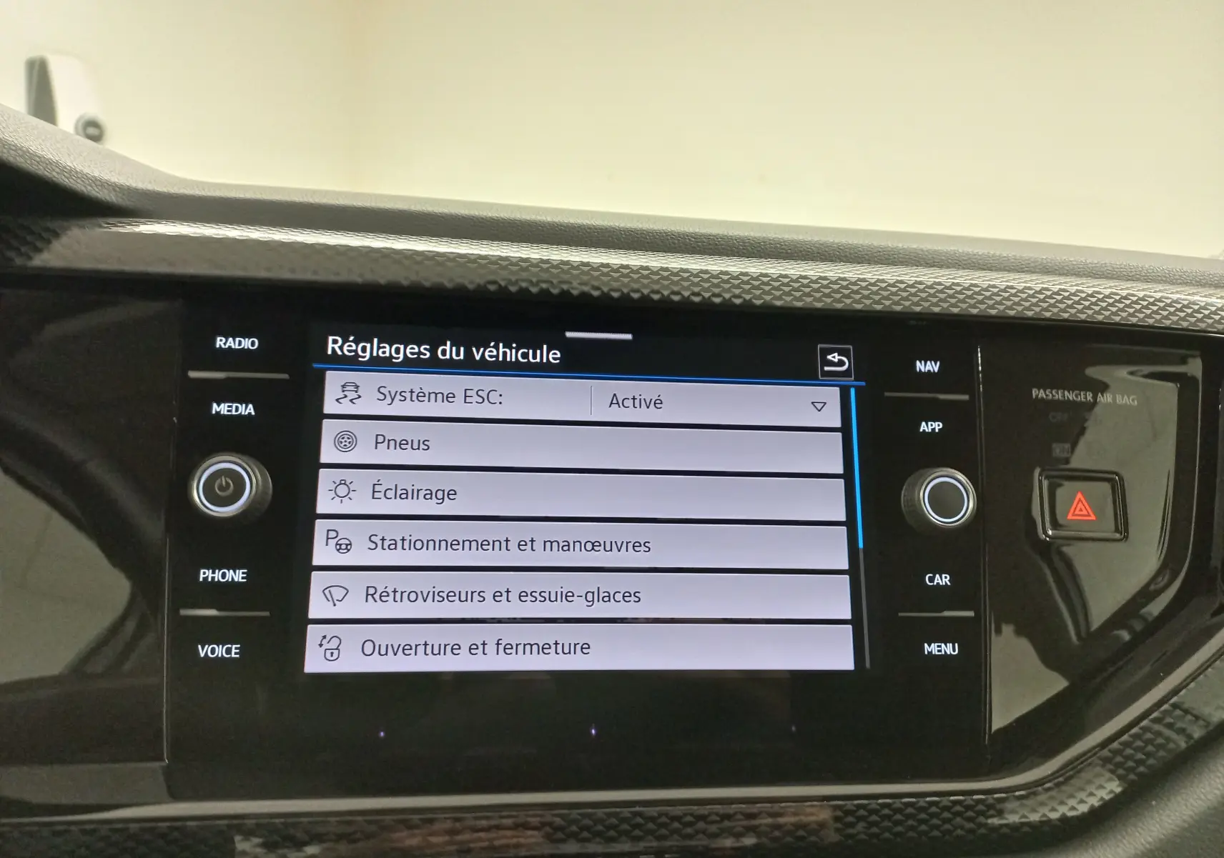 Écran tactile central de la Volkswagen Polo 2024 affichant les réglages du véhicule, vue intérieure rapprochée.