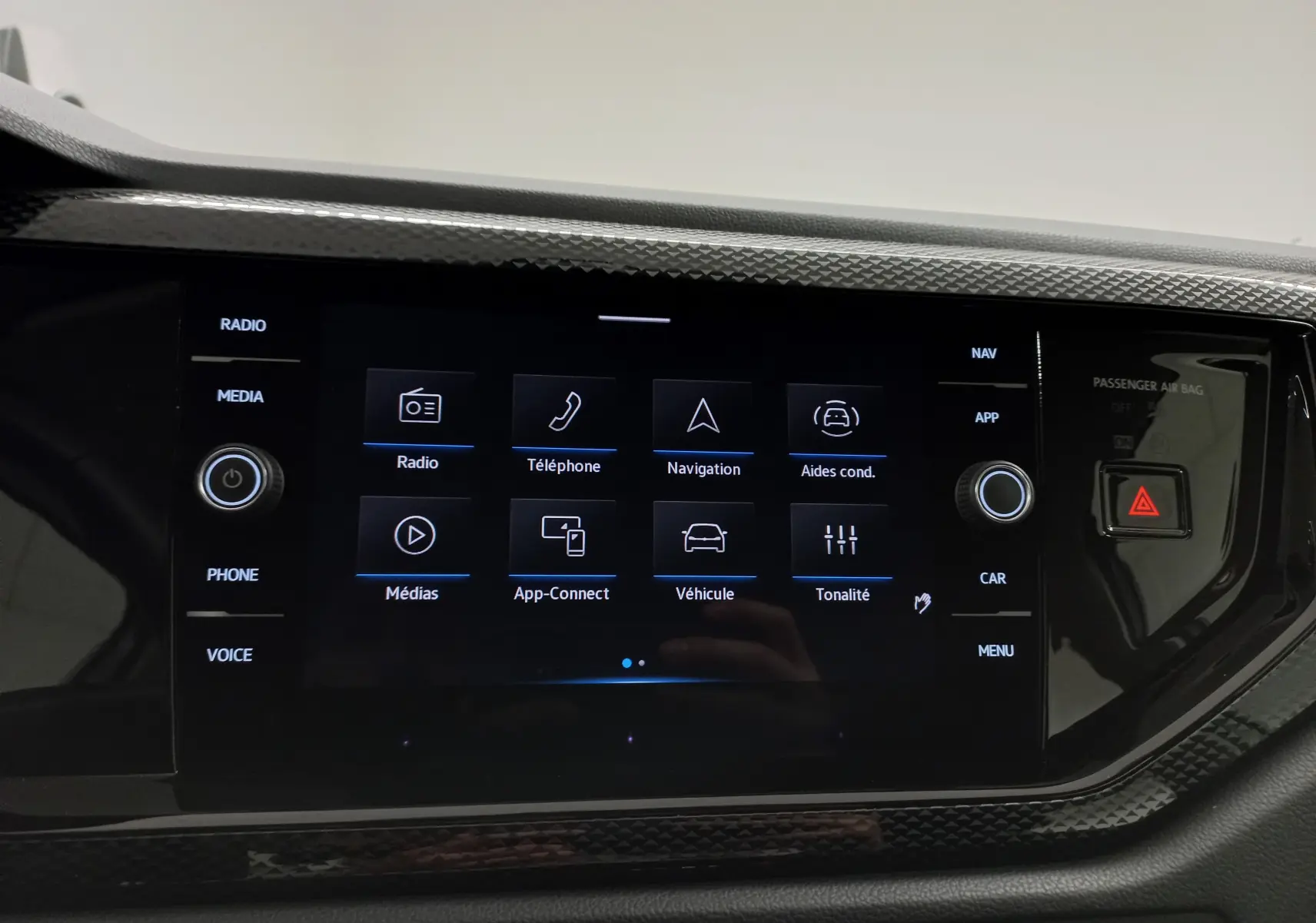 Écran tactile central de la Volkswagen Polo 2024 en finition Life, affichant les options multimédia et navigation.