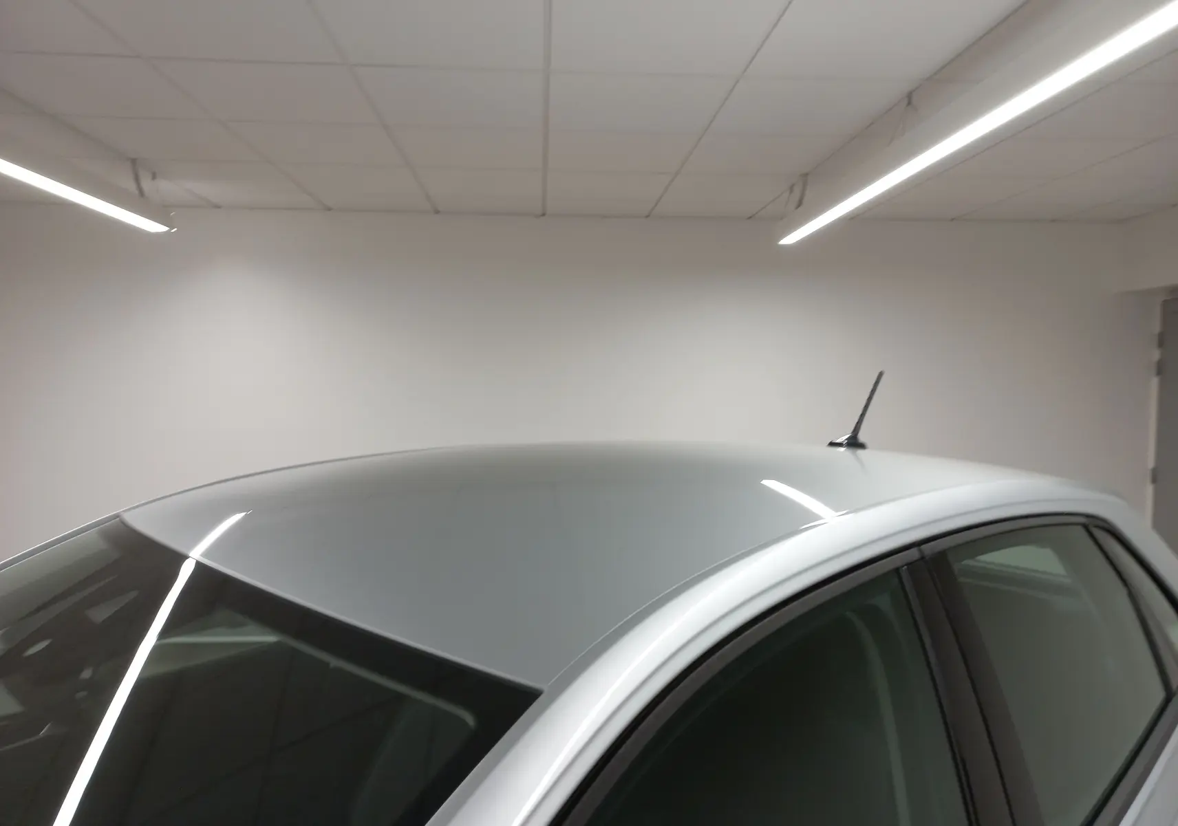 Toit et partie supérieure côté droit d'une Volkswagen Polo 2024 couleur reflet d'argent, avec antenne de toit visible.