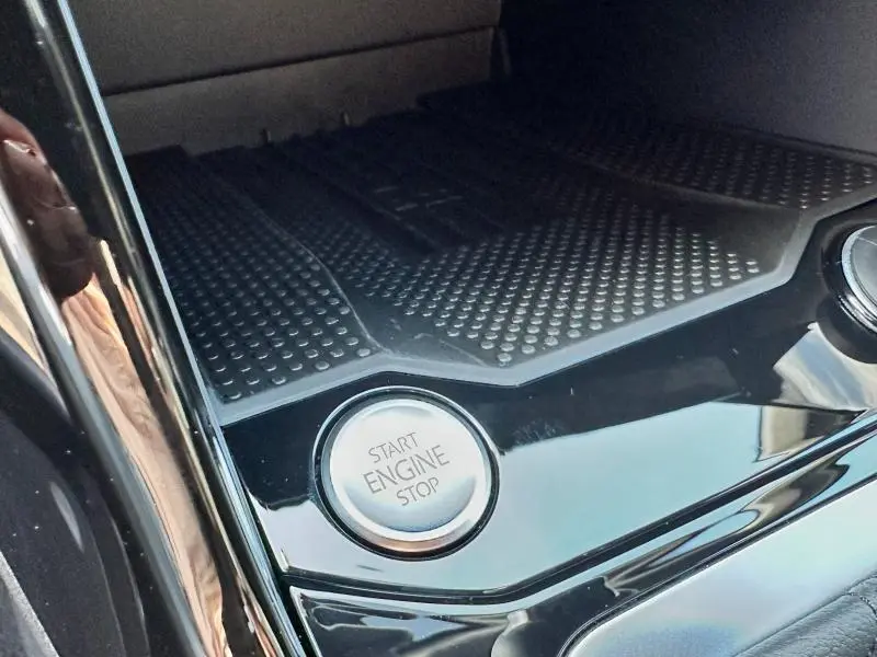 Gros plan sur le bouton Start Engine Stop dans l’habitacle noir brillant du Volkswagen T-Roc 1.5 TSI Evo2 2025.