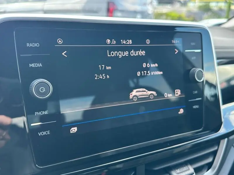 Écran tactile du tableau de bord du Volkswagen T-Roc 2025 affichant les données de conduite en mode longue durée.