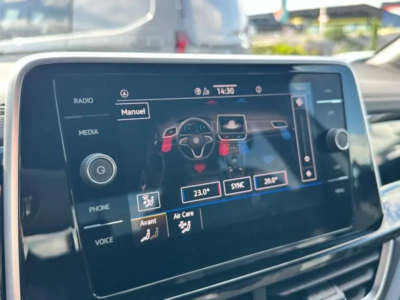 Écran tactile du tableau de bord du Volkswagen T-Roc 2025 affichant les réglages de climatisation et d'air Care.