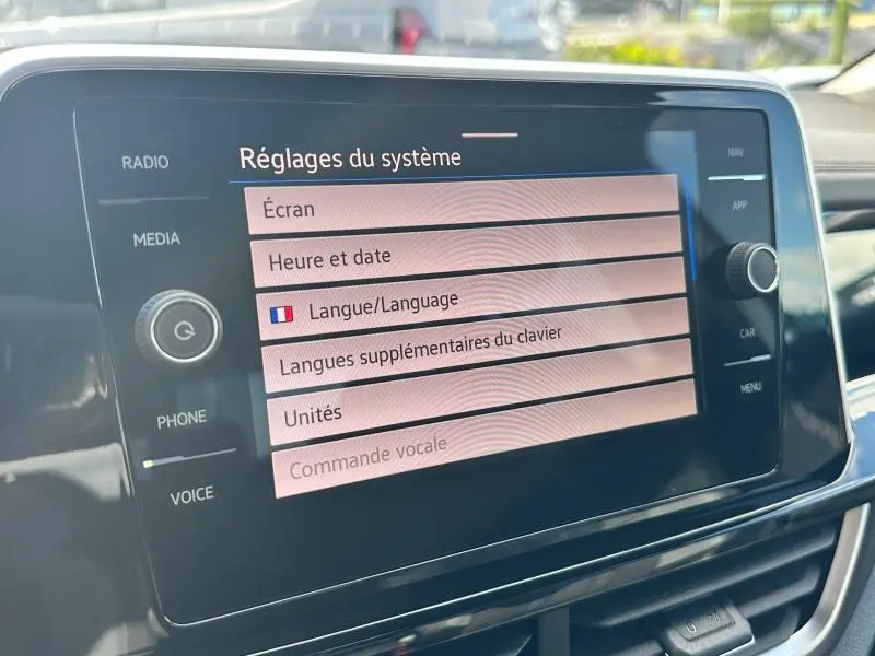 Écran tactile du système multimédia du Volkswagen T-Roc 2025 affichant les réglages de langue en intérieur.
