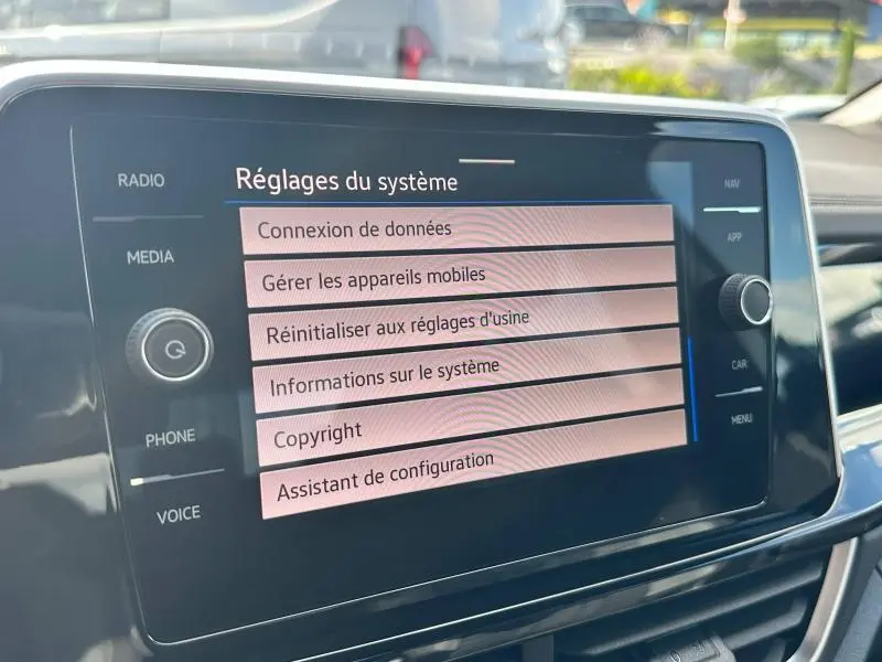 Écran tactile central du Volkswagen T-Roc 2025 affichant le menu Réglages du système en intérieur noir brillant.