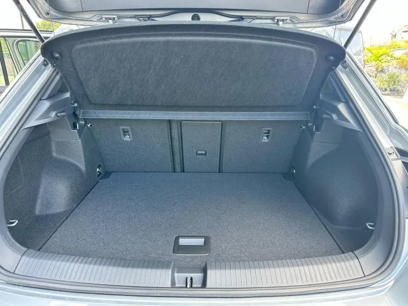 Coffre ouvert gris du Volkswagen T-Roc 2025, vue intérieure montrant un espace de chargement propre et bien fini.
