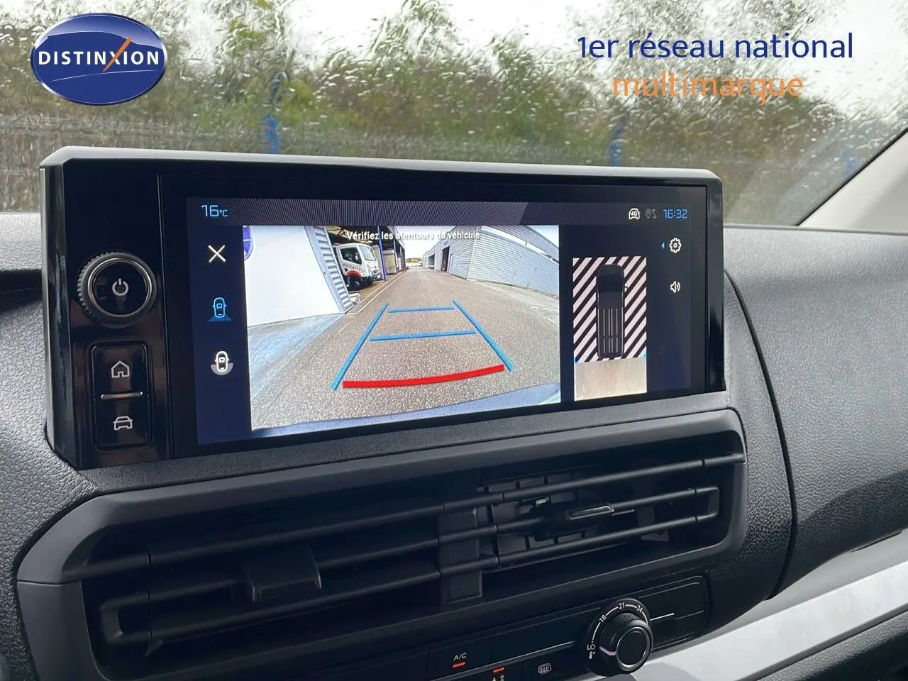 Écran tactile du tableau de bord du Peugeot Expert Fourgon blanc 2025 affichant la caméra de recul et les capteurs de stationnement.