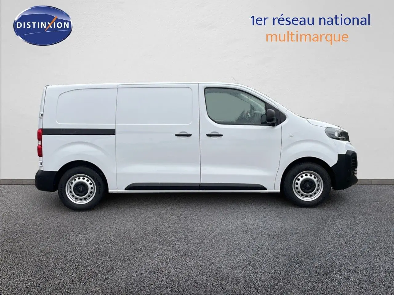 Profil droit d'un Peugeot Expert Fourgon blanc 2025, version M 1.5 BlueHDi 120ch, avec portes latérales et jantes acier.