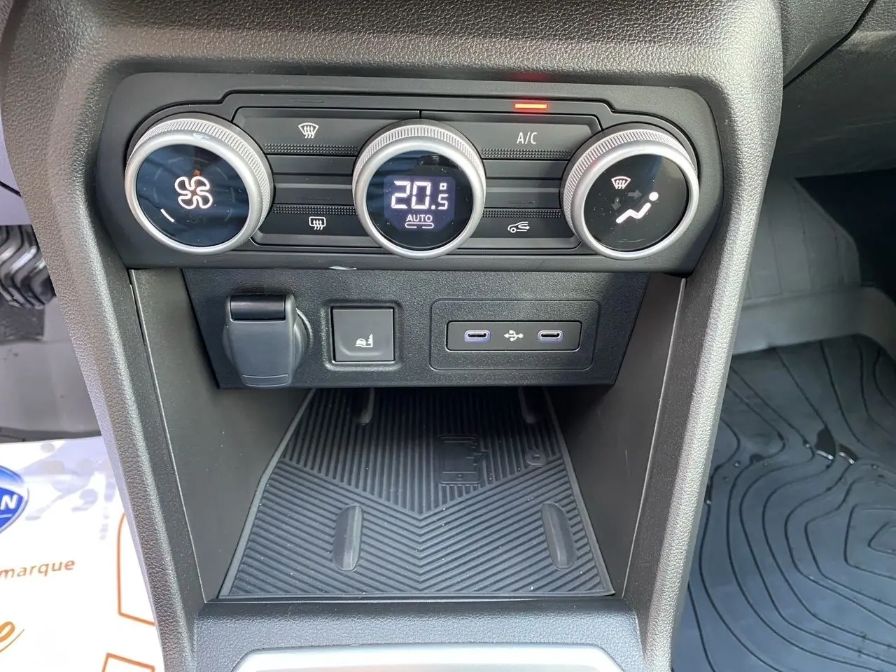 Détail du tableau de bord de la Dacia Sandero Stepway 2026 montrant la climatisation automatique et ports USB.
