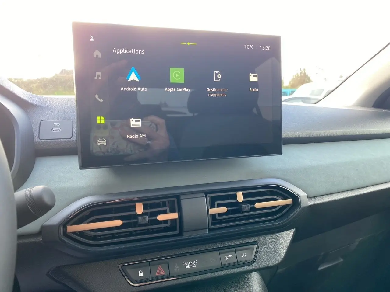 Vue intérieure du tableau de bord de la Dacia Sandero Stepway 2026, écran tactile avec applications Android Auto et Apple CarPlay.