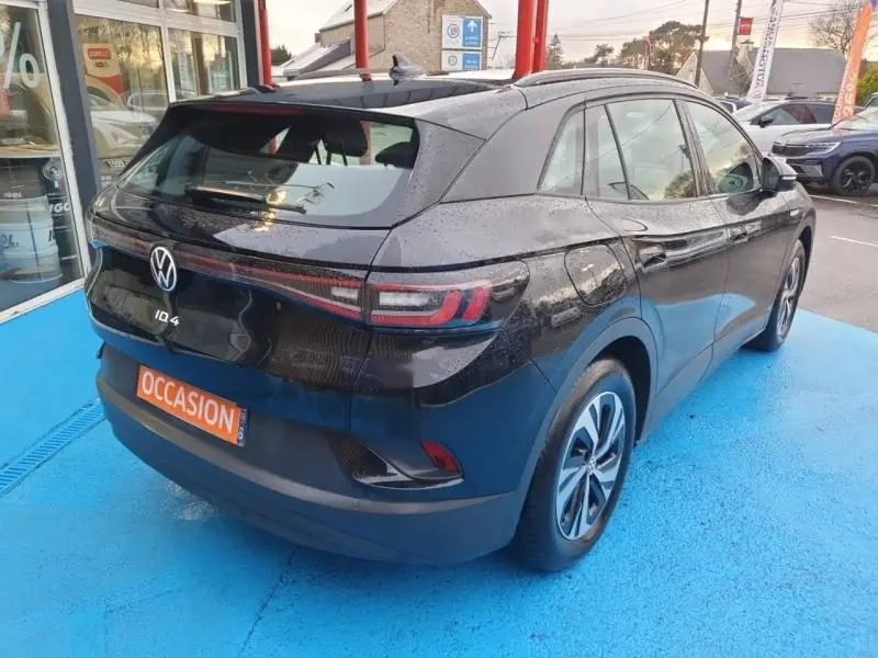 Vue 3/4 arrière droite d'un Volkswagen ID.4 noir ébène métallisé avec feux arrière LED et jantes alu.