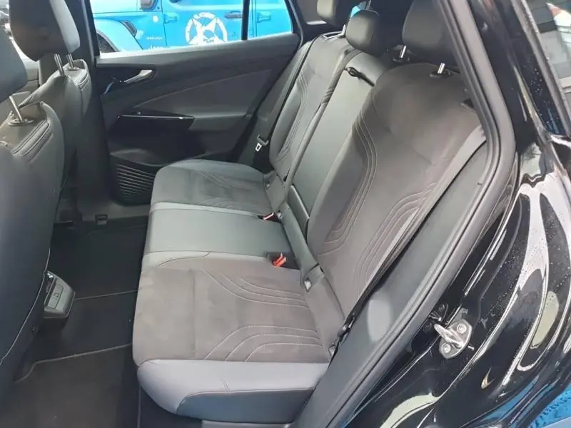 Vue côté droit de la banquette arrière en tissu gris et simili cuir du Volkswagen ID.4 noir Ebène métallisé 2023.