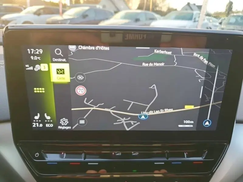 Écran tactile central affichant la navigation du Volkswagen ID.4 noir Ebène, vue intérieure avant.