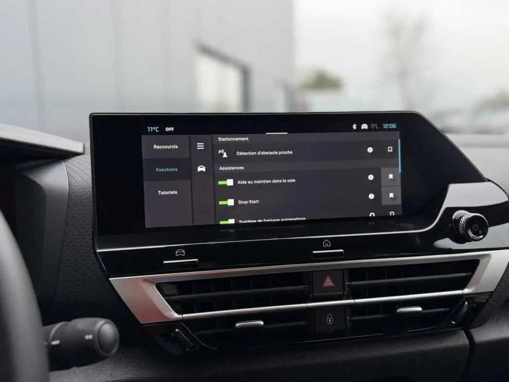 Écran tactile central affichant les options d'assistance à la conduite dans l'habitacle du Citroën C4.