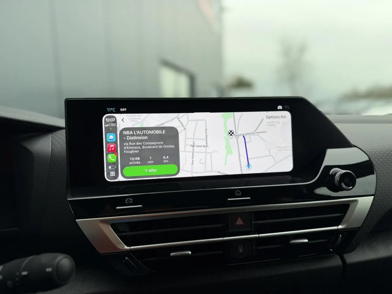 Écran tactile central affichant la navigation GPS dans l’habitacle d’une Citroën C4 gris Mercury, vue de face.
