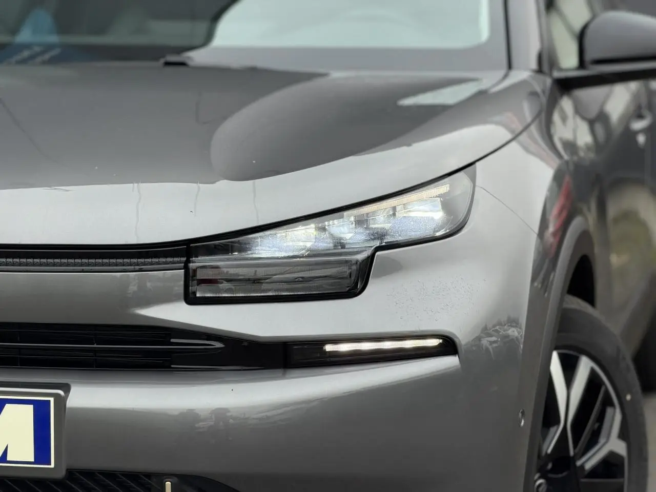 Gros plan sur l'avant droit gris Mercury du Citroën C4 2025 avec phares LED et jante alliage 18 pouces.