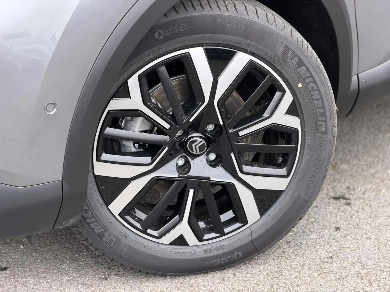 Gros plan sur la jante alliage 18'' AMBER diamantée noire et argent du Citroën C4 gris Mercury, côté arrière droit.