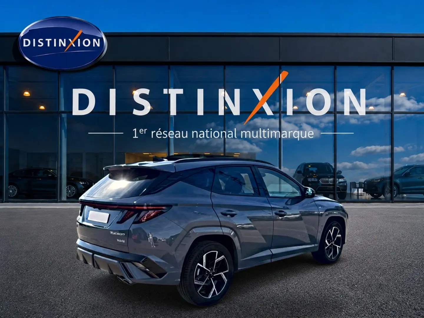 Vue 3/4 arrière droite du Hyundai Tucson gris shadow 2026 avec jantes alu et feux arrière LED distinctifs.