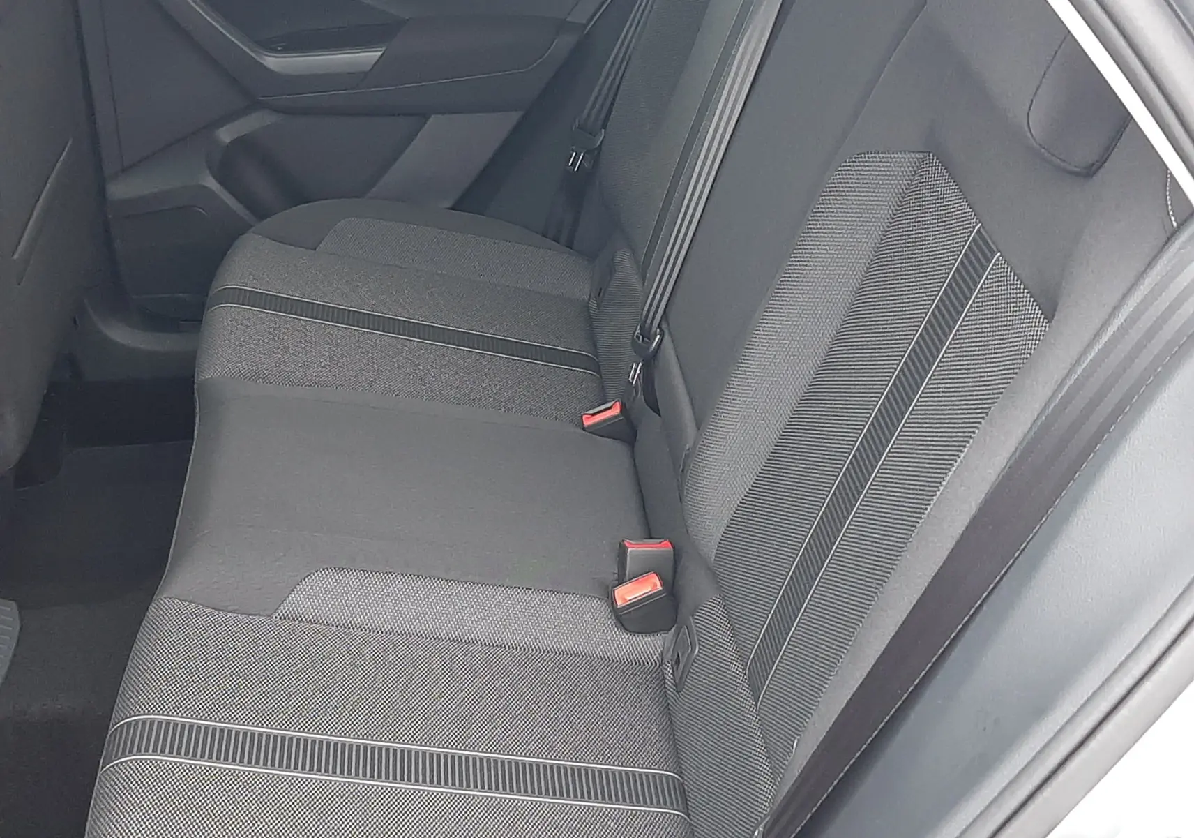 Vue intérieure côté droit des sièges arrière en tissu noir du Volkswagen T-Roc 1.5 TSI 2025.