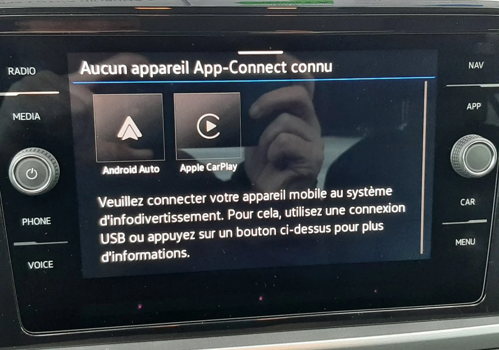 Vue rapprochée de l’écran central tactile du Volkswagen T-Roc gris pyrite, affichant les options Android Auto et Apple CarPlay.