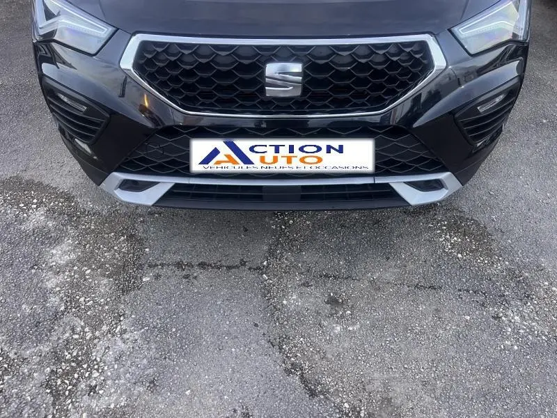 Vue rapprochée de face du SEAT Ateca noir Magique Métal, mettant en valeur la calandre hexagonale et les phares LED.