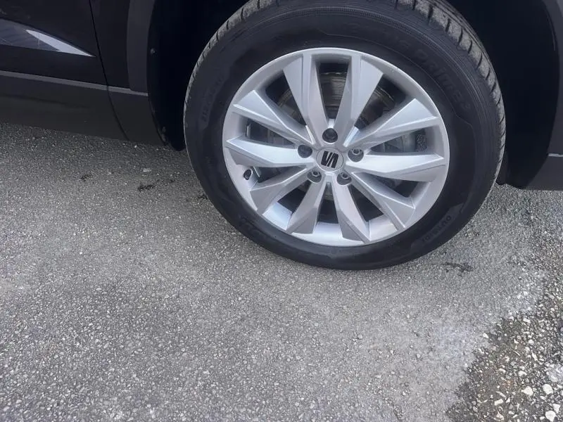 Gros plan sur la jante alliage argentée de la roue avant droite d’un SEAT Ateca noir Magique Métal.
