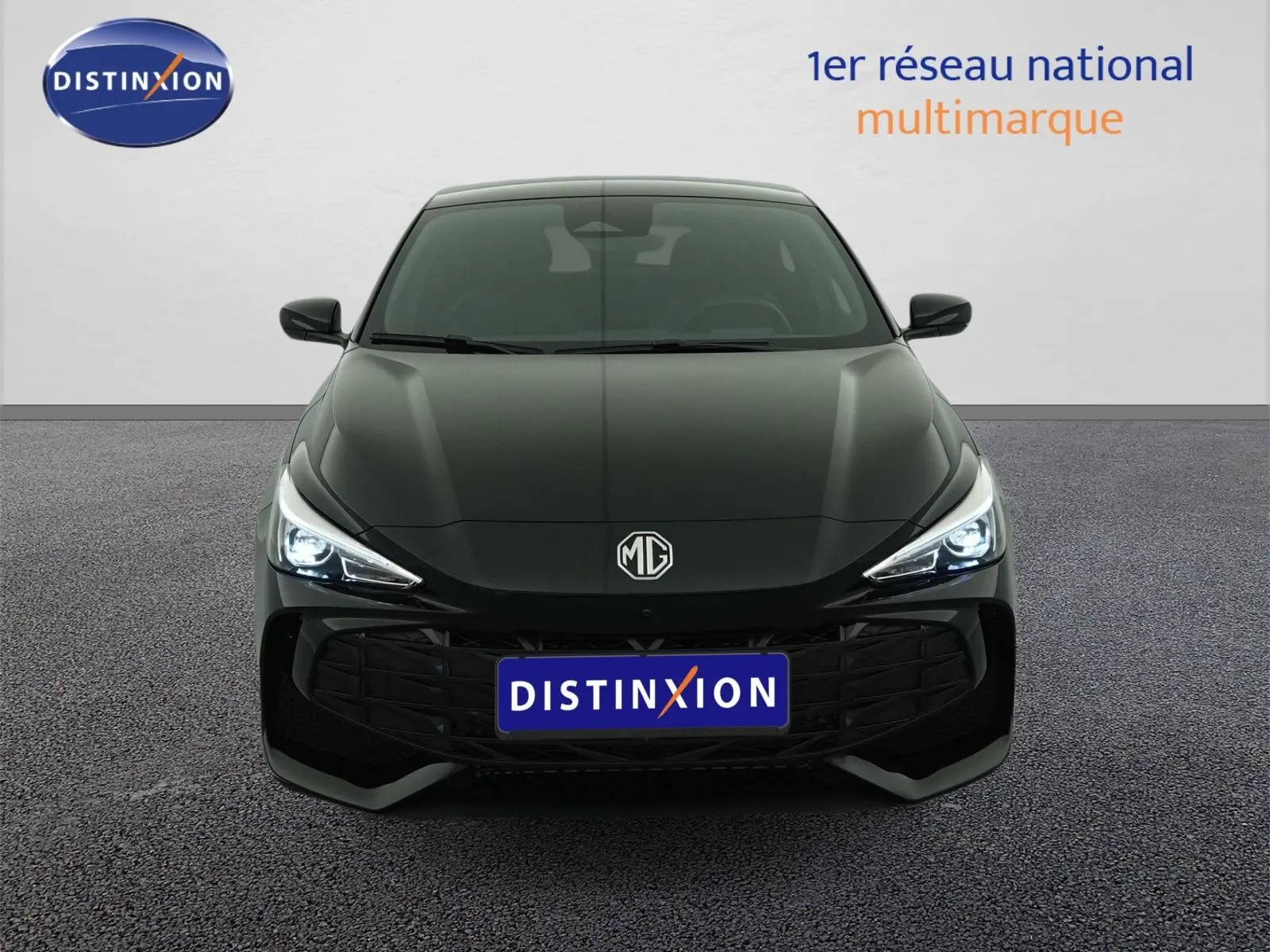 Vue frontale d'une MG3 Pebble Black 2026 avec phares LED allumés et calandre noire distinctive.