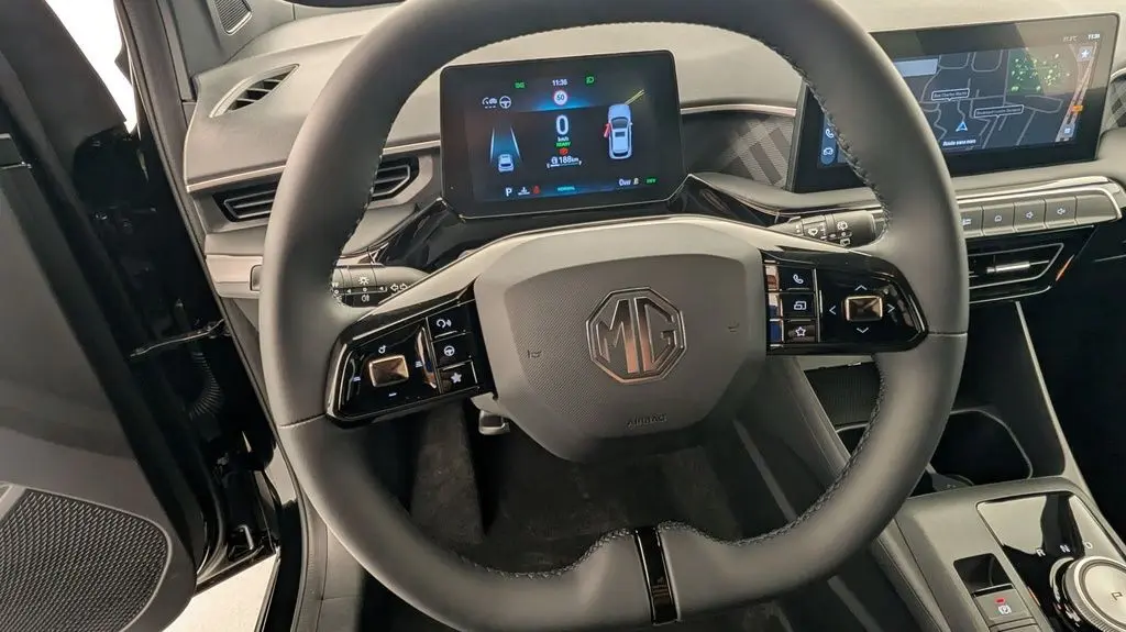 Vue intérieure centrée sur le volant cuir noir de la MG3 1.5 L Hybrid+ 2026 avec tableau de bord numérique et écran tactile.