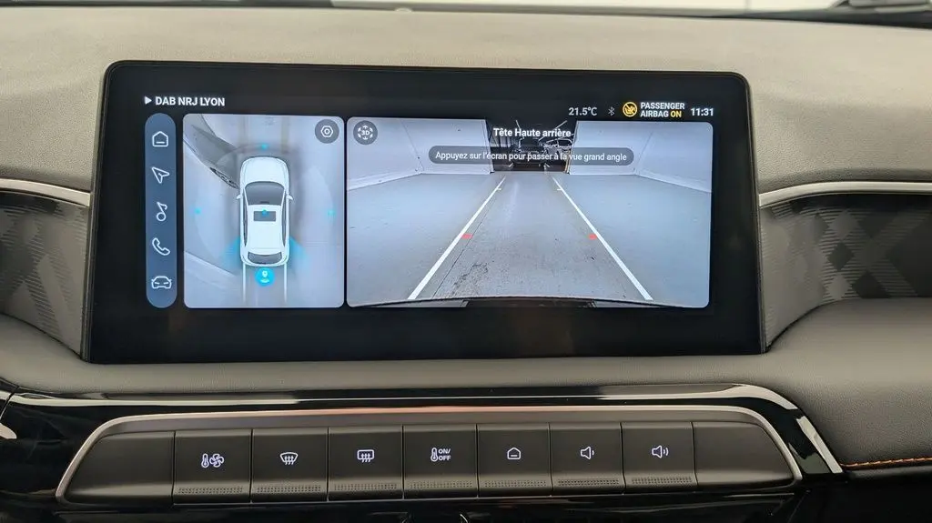Écran tactile intérieur du MG3 2026 Pebble Black montrant la caméra 360° et l’aide au stationnement en vue arrière.
