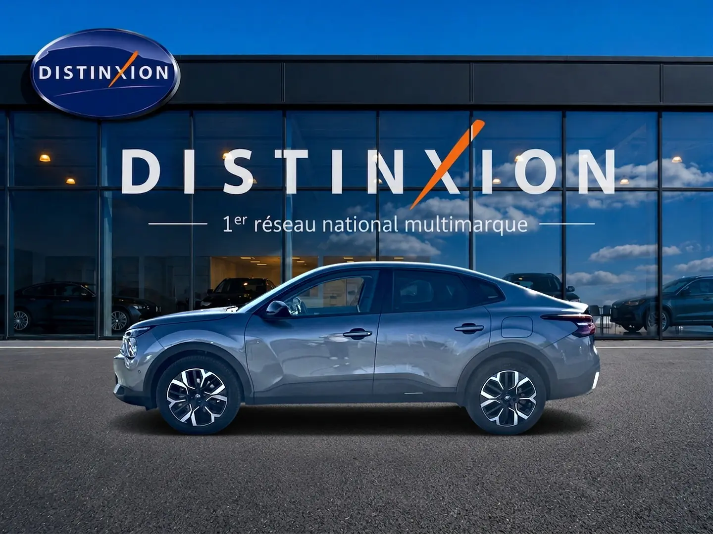 Vue latérale droite d'une Citroën C4 X gris mercure 2025, avec jantes alu et lignes fluides élégantes.