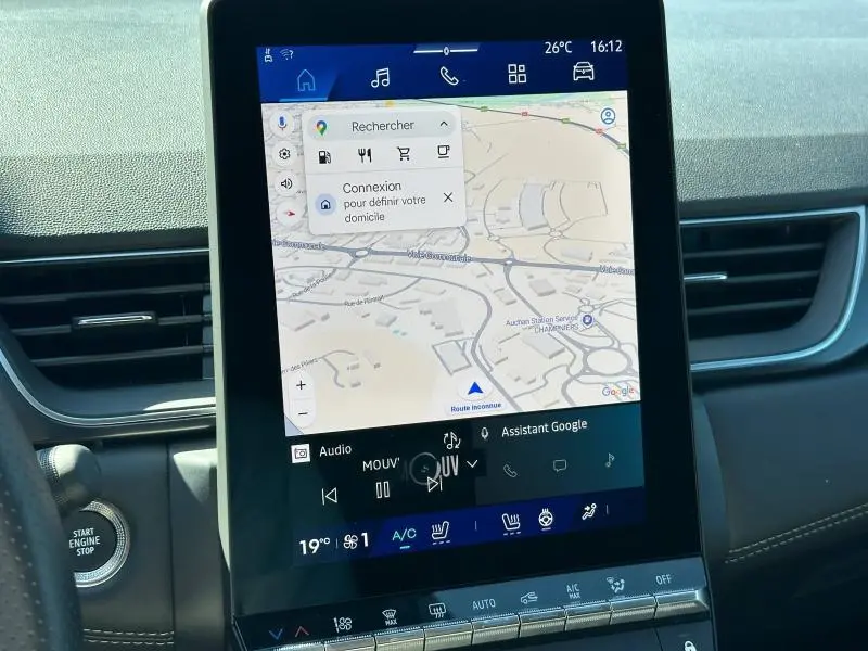 Écran tactile central du Renault Symbioz 2025 affichant la navigation GPS, entouré de la console noire intérieure.