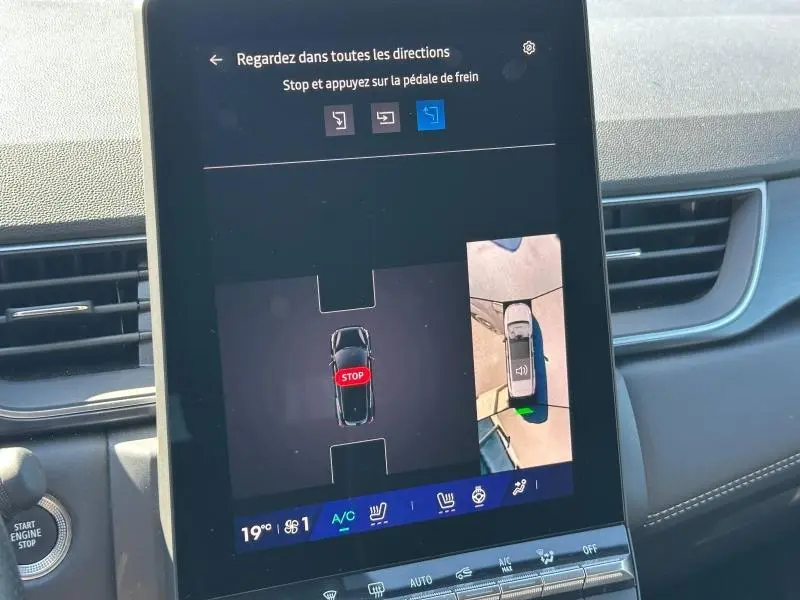 Écran tactile intérieur montrant la caméra 360° de la Renault Symbioz rouge, vue du tableau de bord côté droit.