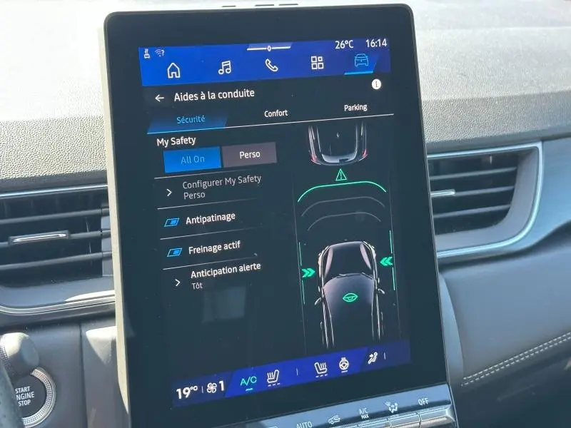 Écran tactile central du Renault Symbioz rouge montrant les aides à la conduite et la vue 360° du véhicule.
