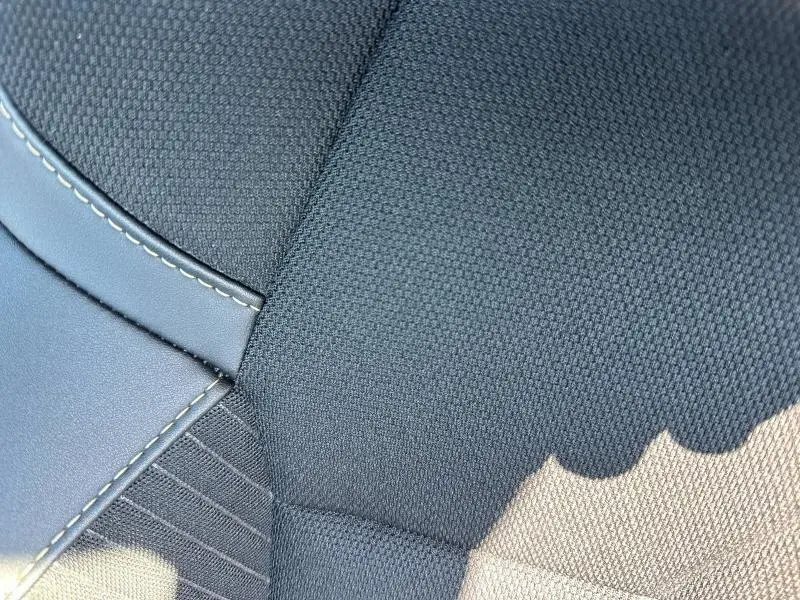 Gros plan sur le tissu et la couture noire du siège intérieur du Renault Symbioz 1.6 E-Tech Iconic 2025.