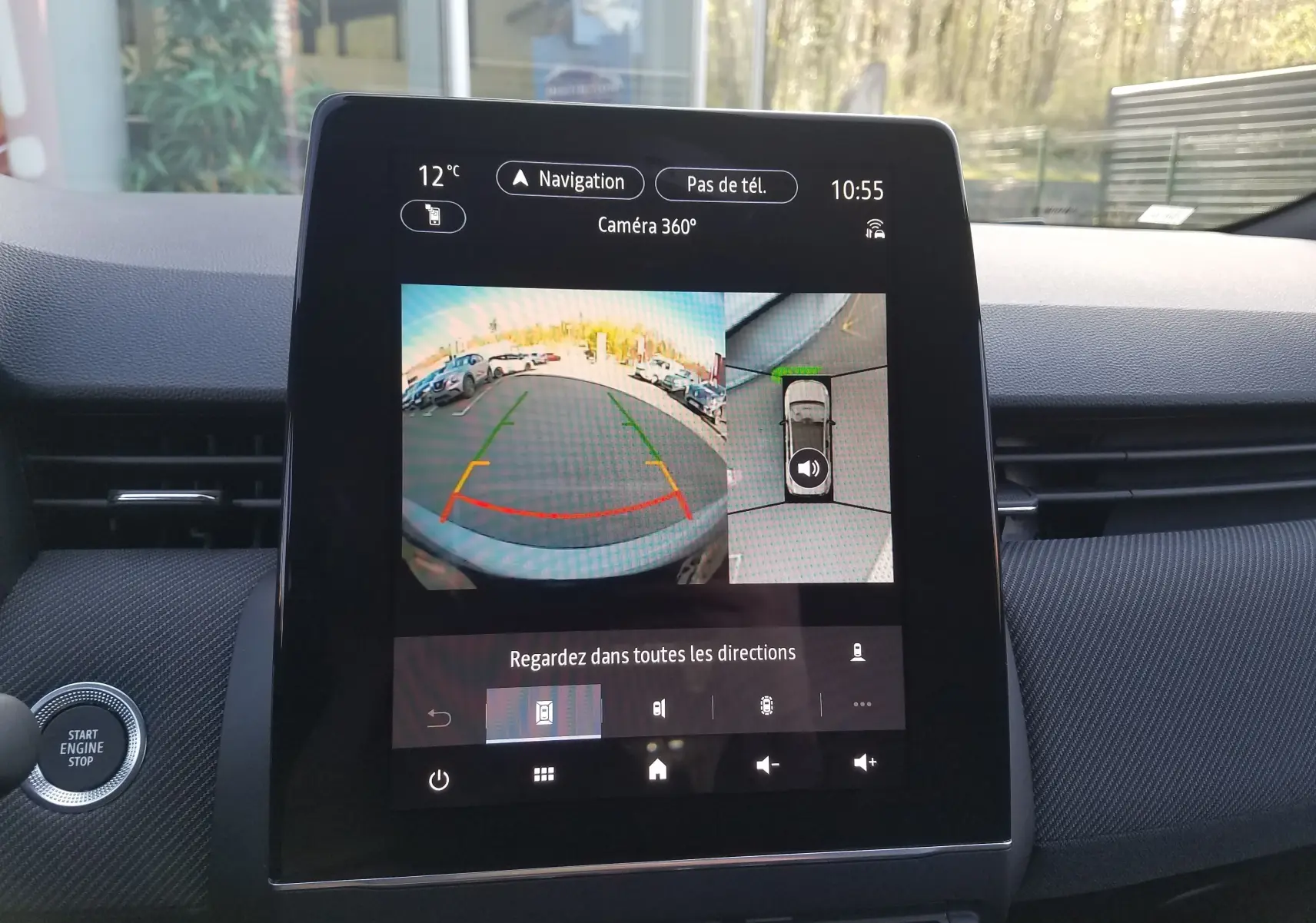 Écran central de la Renault Clio V gris Rafale montrant la caméra 360° en vue arrière et vue plongeante du véhicule.