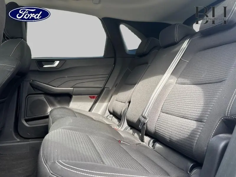 Vue intérieure côté droit des sièges arrière en tissu noir rayé du Ford Kuga gris Solar Métallisée 2022.