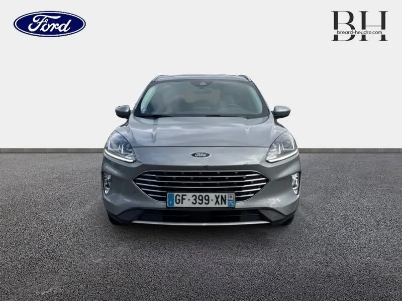 Vue avant d'un Ford Kuga 2022 gris Solar métallisé avec calandre large et phares LED allumés.