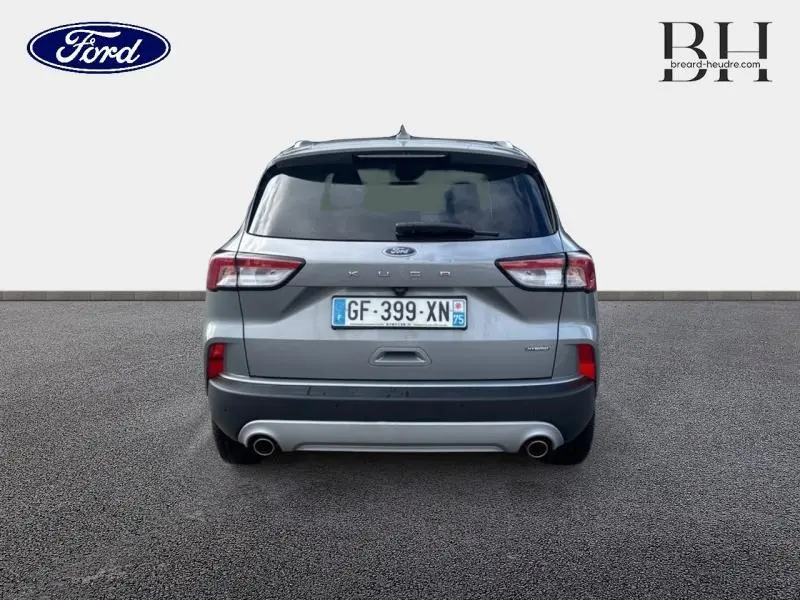 Vue arrière d'un Ford Kuga gris Solar métallisé 2022 avec double sortie d'échappement et feux LED.